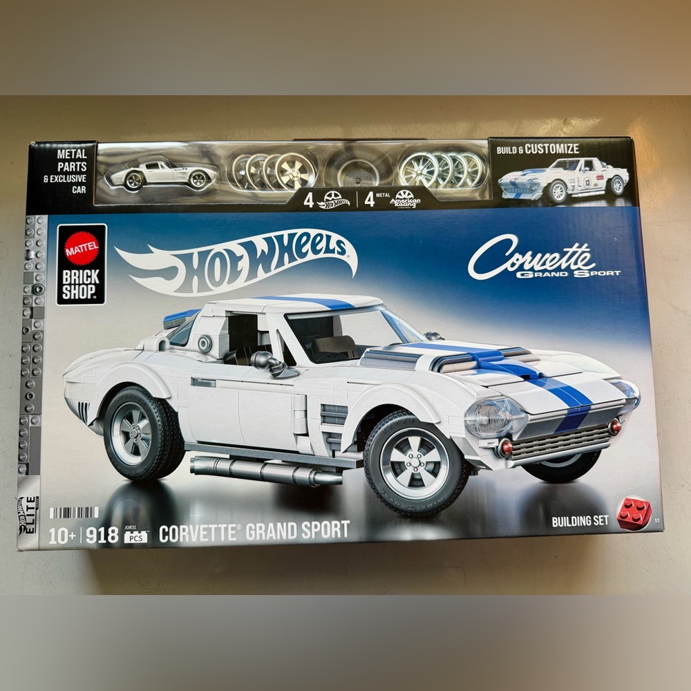 NIB Hot Wheels Corvette Grand Sport White and Blue Brick Shop Set by Mattel